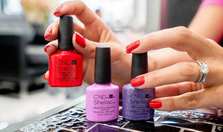 Manucure rouge et vernis CND Shellac photographiés dans l’institut