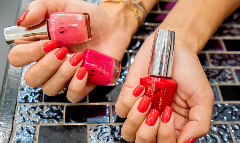 Manucure rouge photographiée chez Formation et Beauté